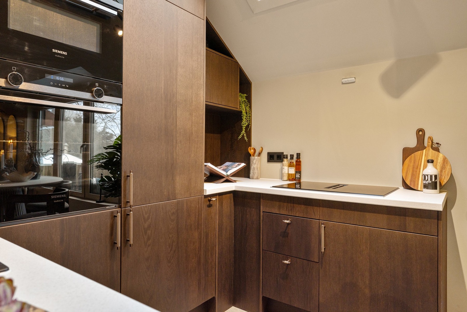 Stikkontakt på vegg fra Buster + Punch. Innholdsrik hvitevarepakke - helt nytt og ubrukt. Lekre håndtar og T-bar knotter. Galleribilde