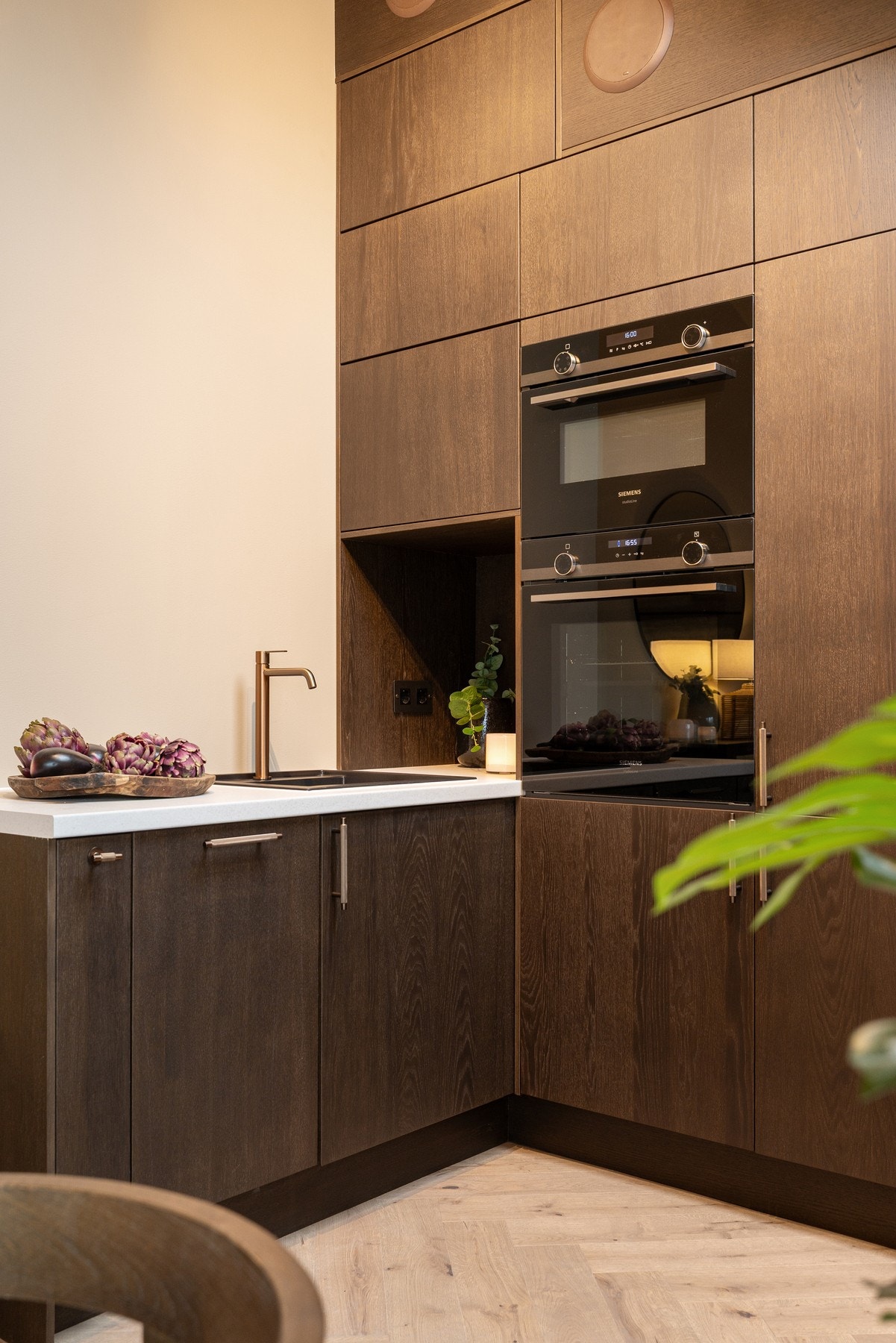 Spesialtilpasset kjøkken med eksklusive fronter i mørk eikefinér - nytt i 2026. Galleribilde