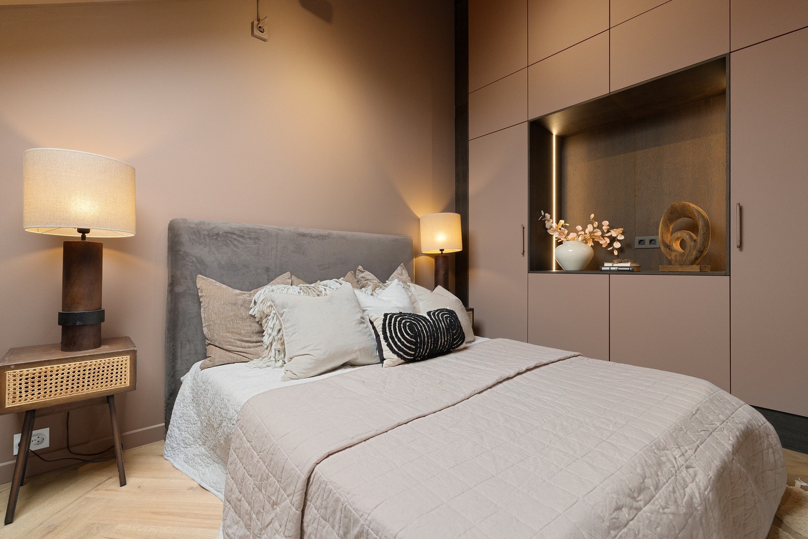 Her er ingenting overlatt til tilfeldighetene - også på soverommet er det spesialtilpasset innredning montert av møbelsnekker og lekre detaljer i walnut eikfinér. Galleribilde