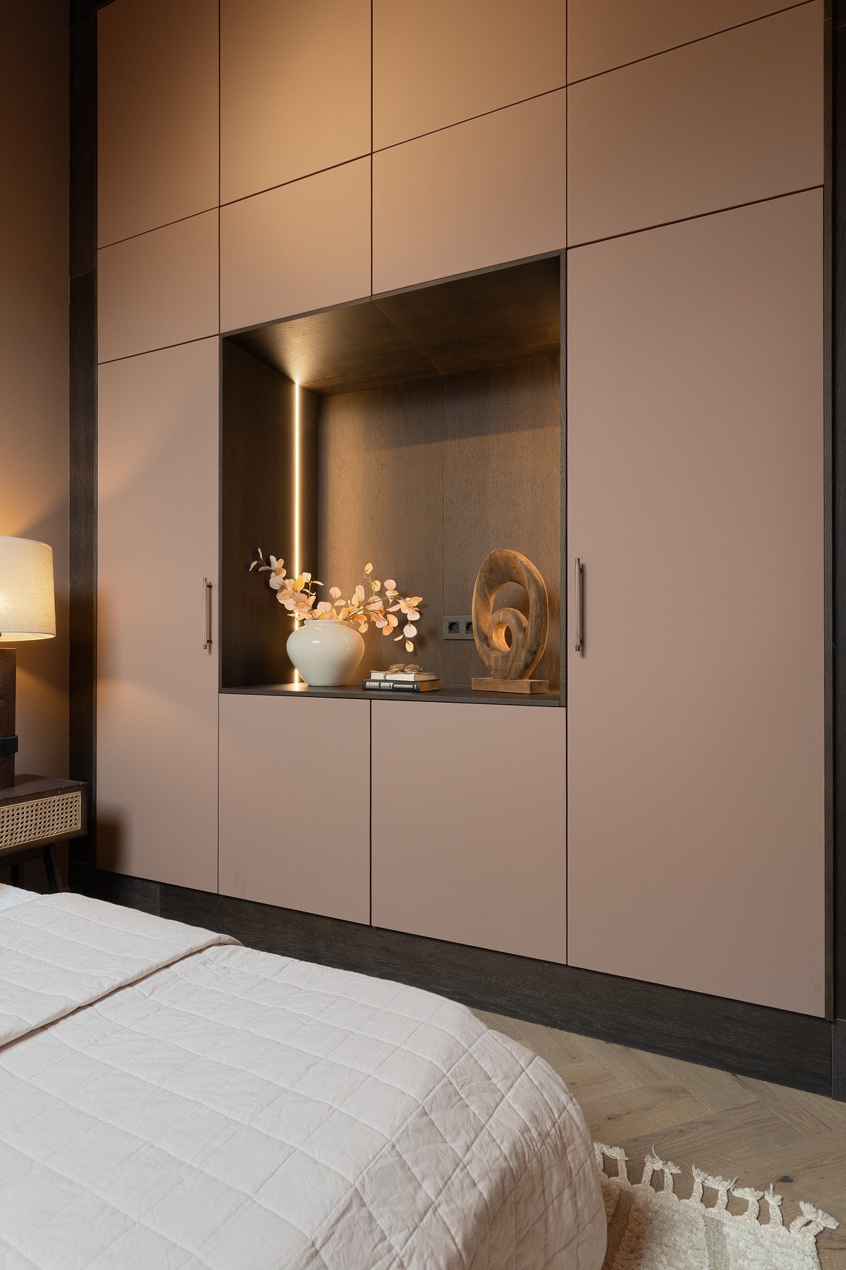 Funksjon og estetikk sømløst forent - gode oppbevaringsløsninger i tillegg til påkostede stikkontakter fra Buster + Punch. Galleribilde