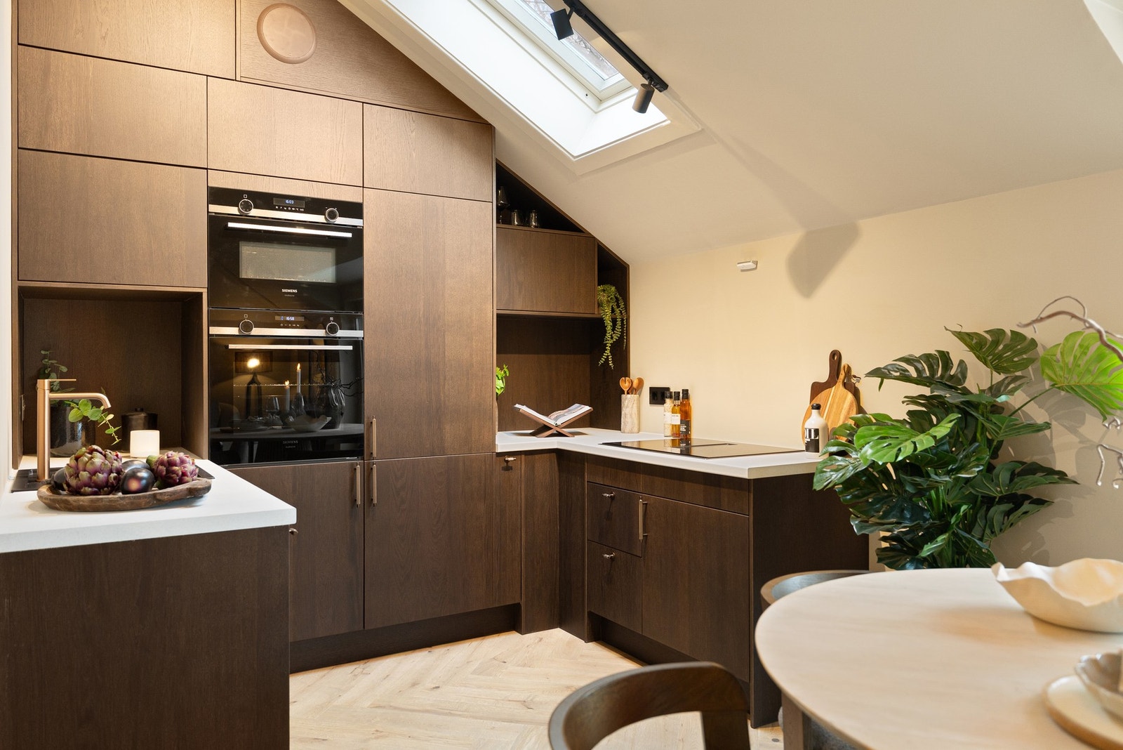 Spesialtilpasset, takhøy innredning med integrert høyttaler i innredning. Galleribilde