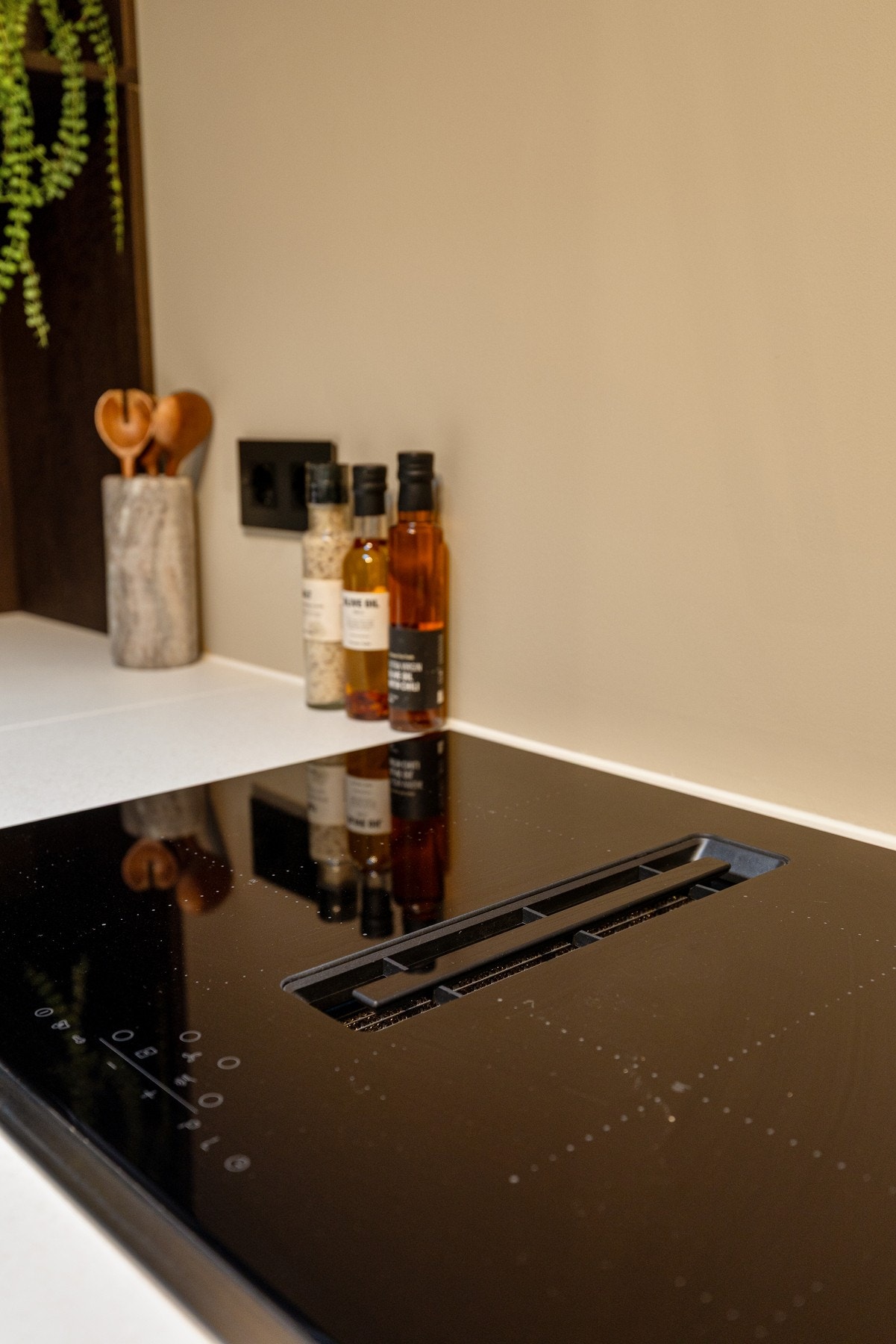 Stilren og påkostet platetopp med integrert ventilator. Galleribilde