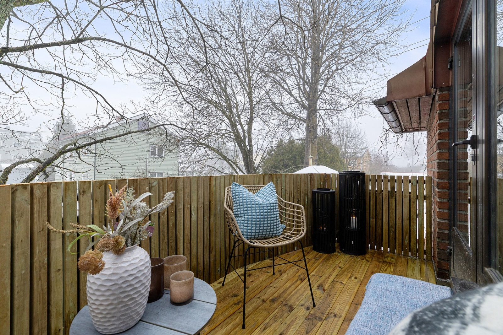 Ideell internbeliggenhet på siden av gården med kun lavhusbebyggelse i front - fantastiske solforhold! Galleribilde