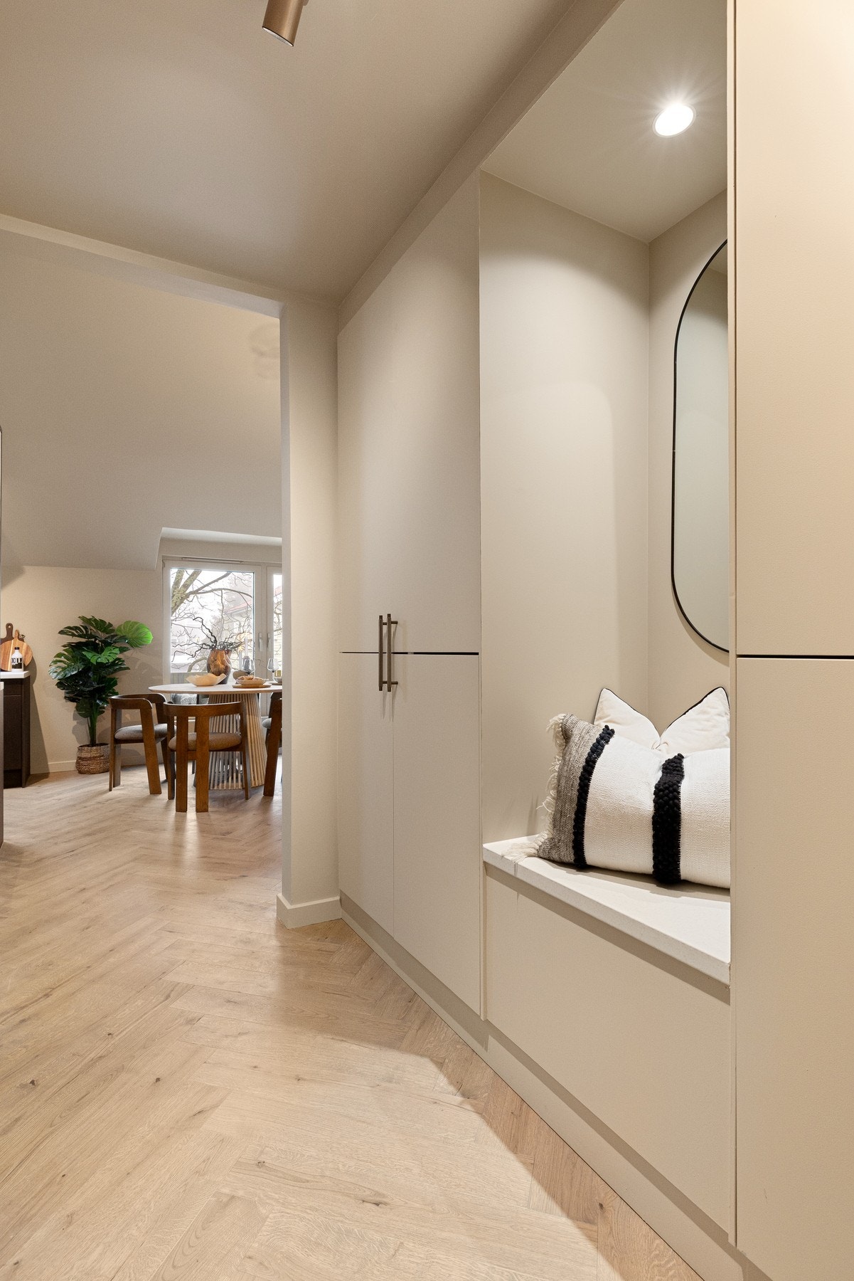 Spesialtilpasset garderobeseksjon i entré med rikelig oppbevaringsplass og sittebenk. Galleribilde