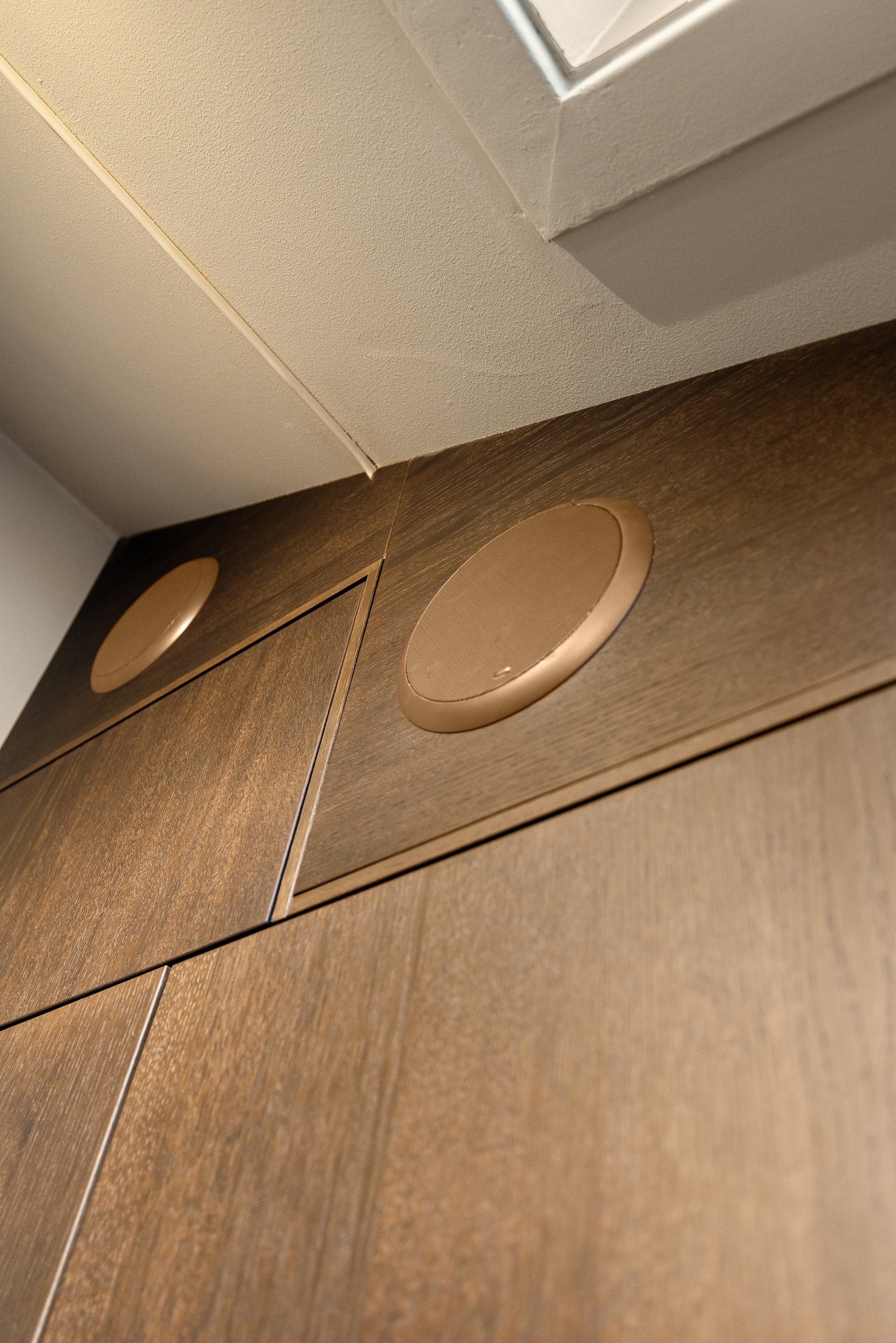 Integrerte høyttalere på kjøkken i matchende walnut. Galleribilde