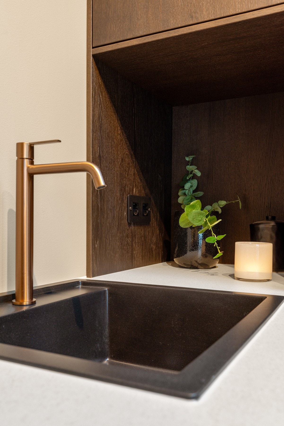 Integrert stikkontakt i innredning fra Buster + Punch. Lekre armaturer. Galleribilde