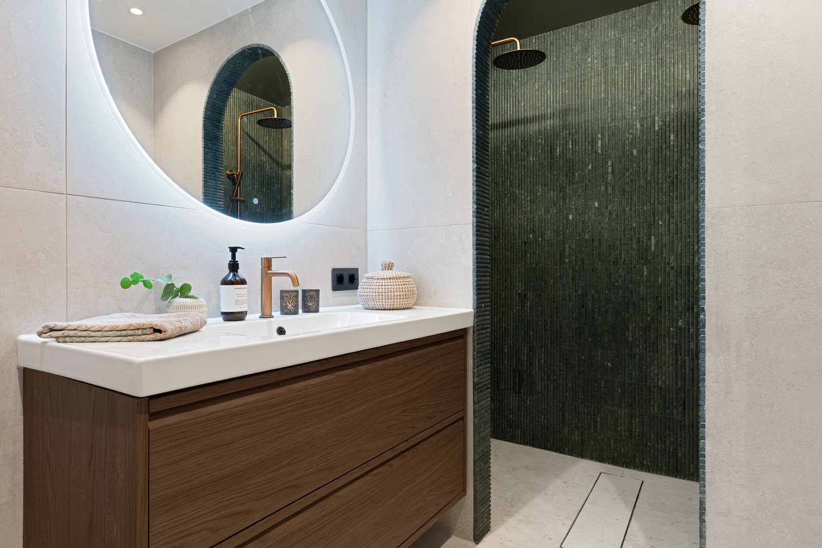 Spesialtilpasset dusjåpning inn til en fantastisk dobbeldusj. De eksklusive flisene er lagt både i dusjsonen og i åpningen. Galleribilde