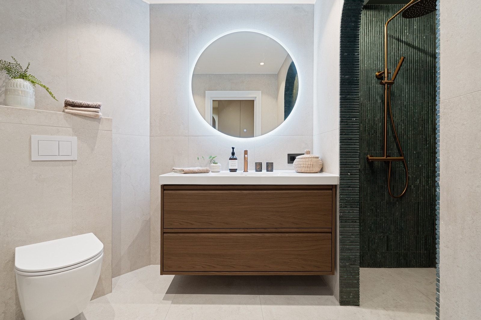 Baderommet er nyoppusset i 2026. Påkostede, rillede fliser og tile insert sluk i samme utførelse som gulv. Galleribilde