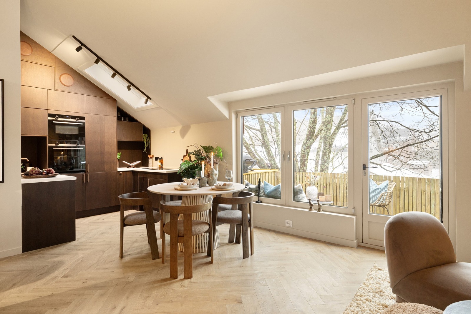 Åpen og sosial løsning med god plass til spisestue. Galleribilde