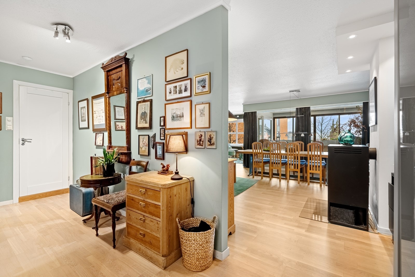 Videre tar mellomgangen deg til leilighetens bad, soverom og entre. Galleribilde