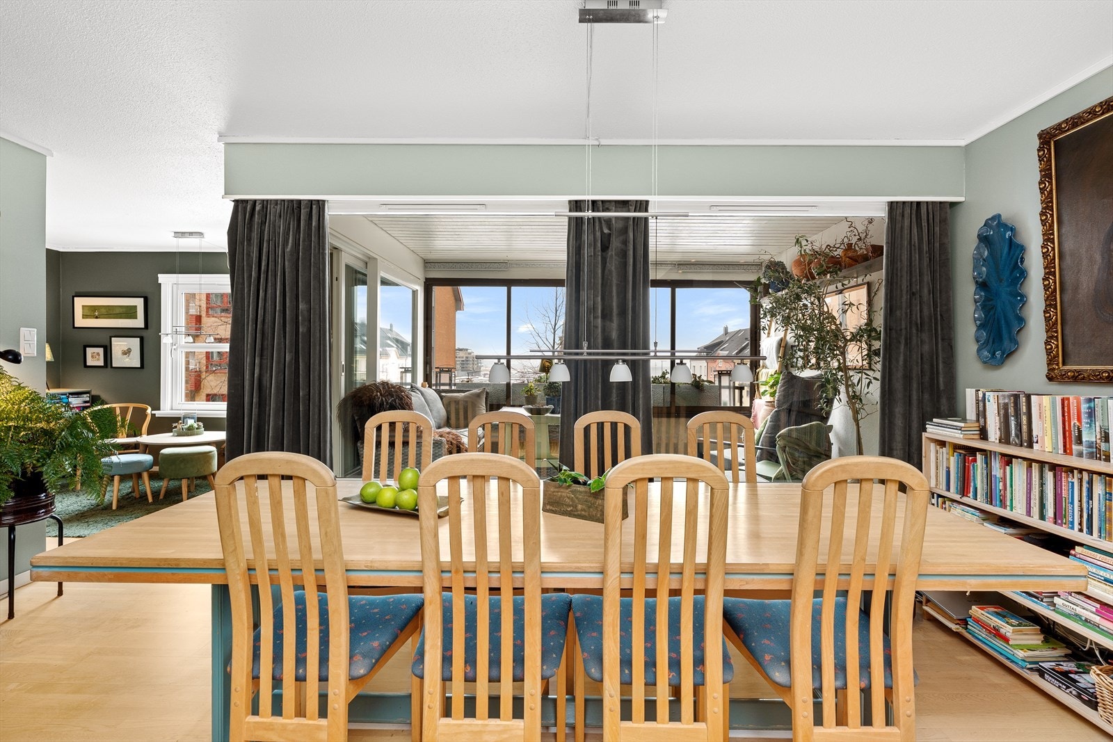 Velkommen inn! Leiligheten har en praktisk planløsning med en delvis åpen stue/kjøkkenløsning med tilkomst til balkong, separat vaskerom, mellomgang, bad, 2 soverom, samt entre. Galleribilde