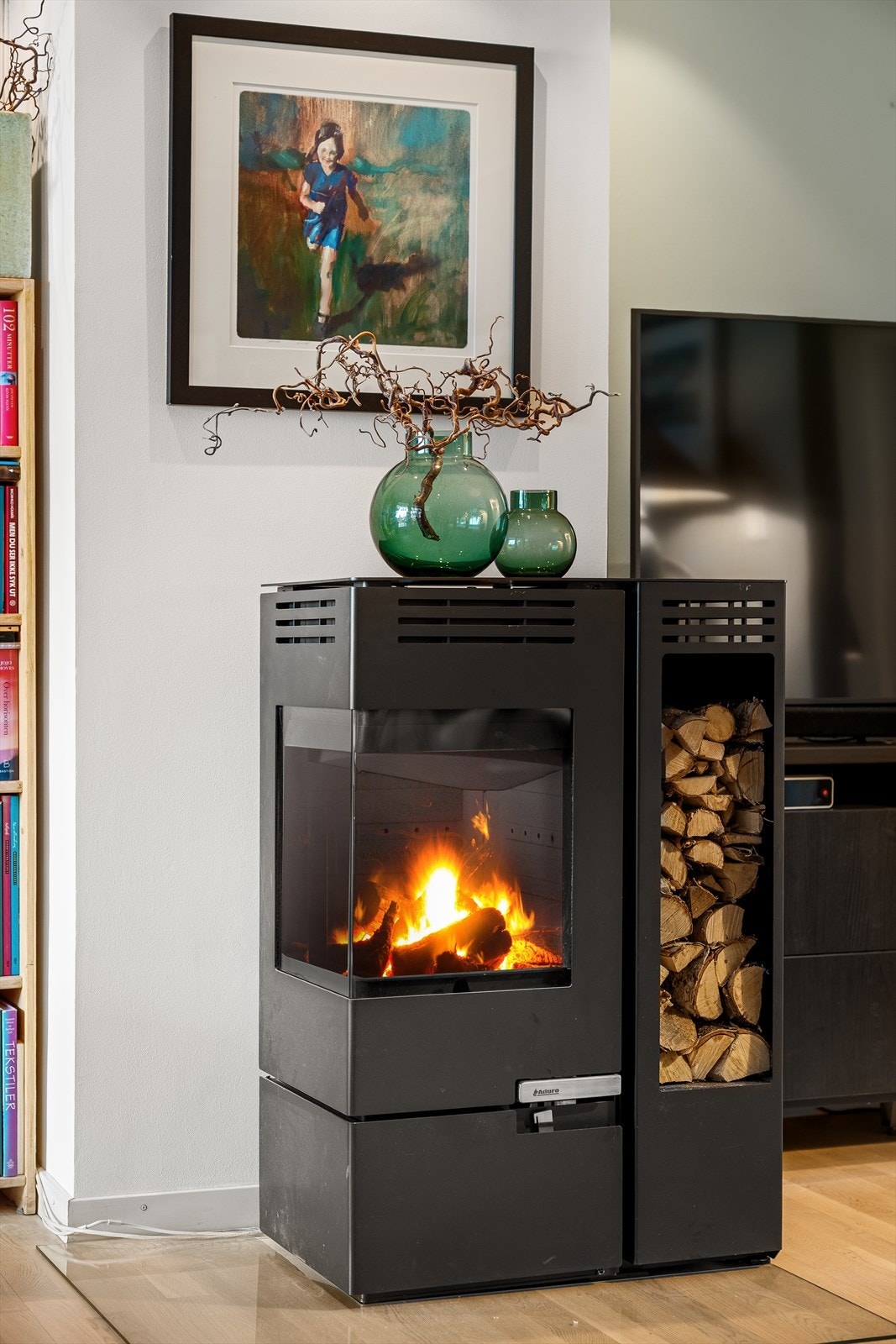 Det er satt inn vedovn som gir godt med varme på kaldere dager. Galleribilde