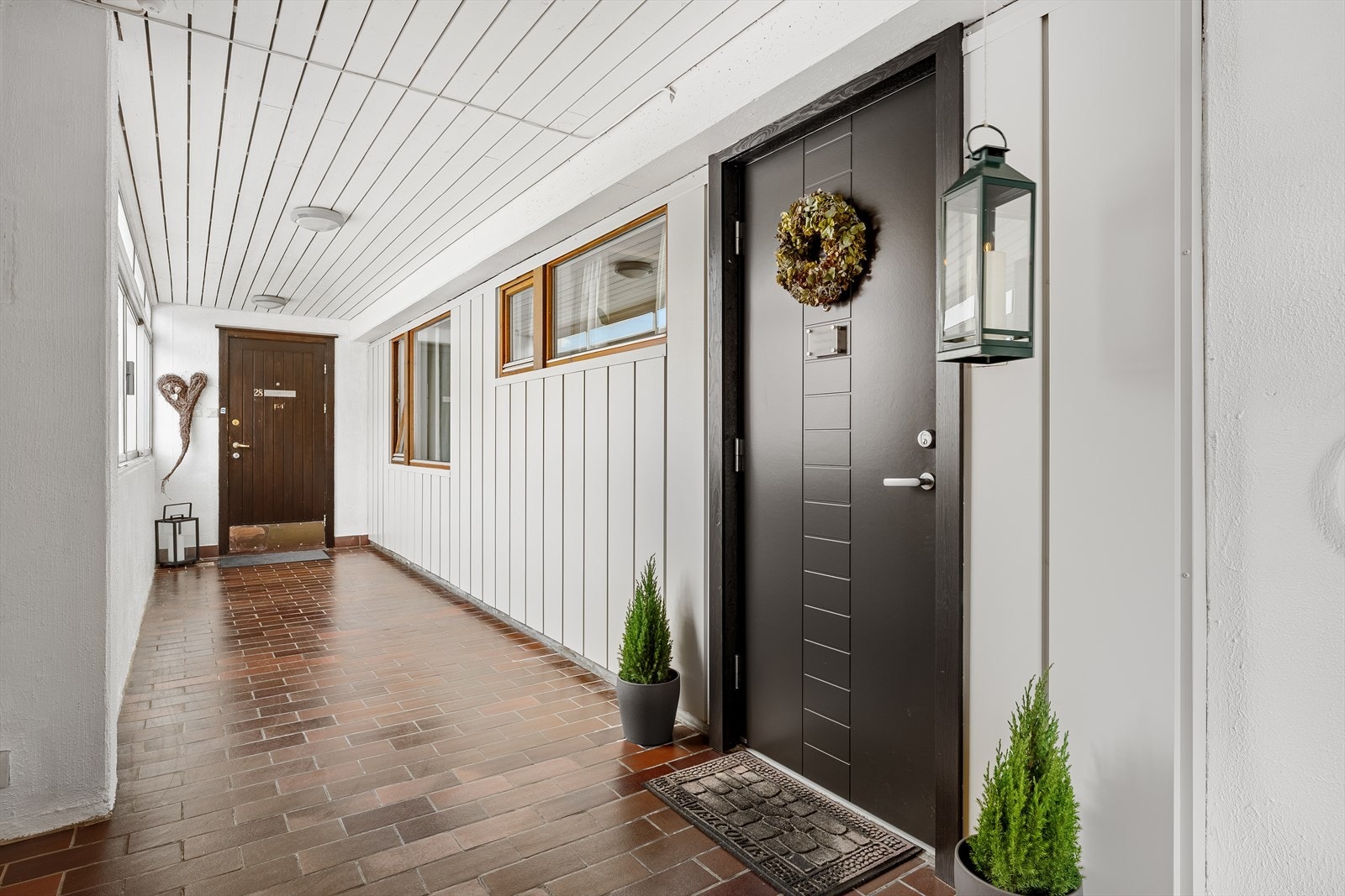 Fra leiligheten går du tørrskodd inn i via svalegangen til trappehuset eller til heisen som tar deg direkte til garasjeanlegget eller på bakkeplan. Galleribilde