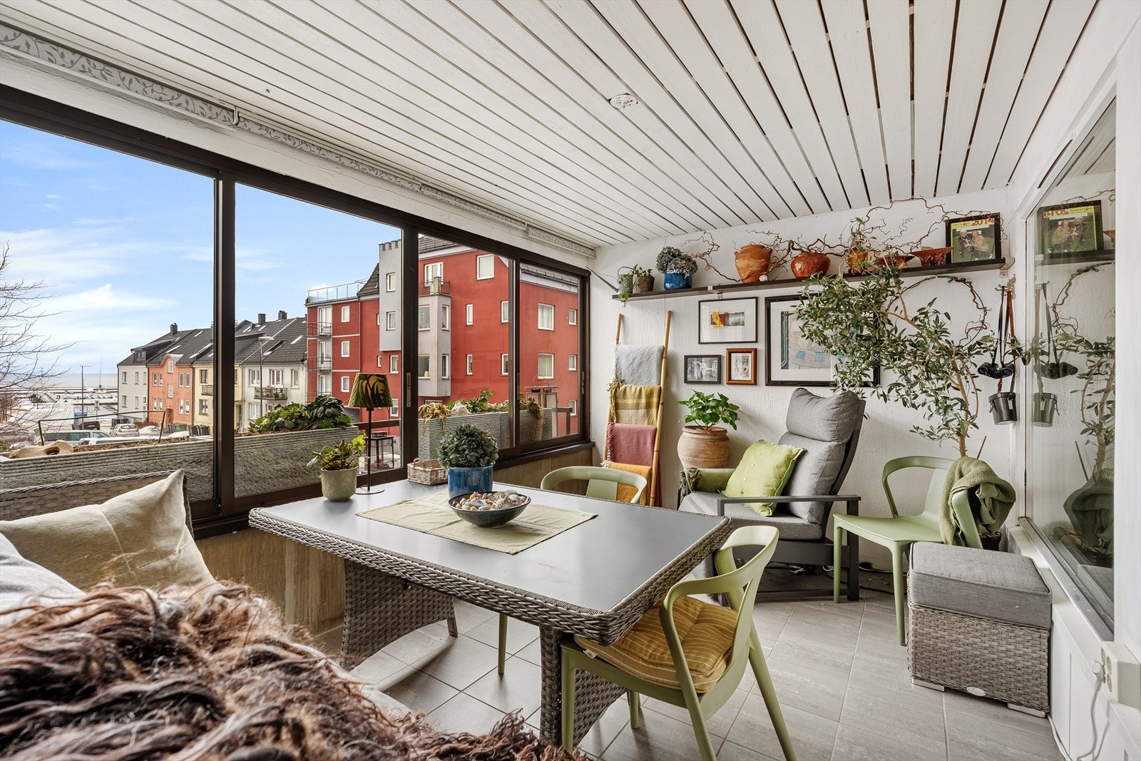 Velkommen til en innbydende 3-roms eierleilighet med en herlig innglasset balkong med sjø- og havutsikt! Leiligheten er presentert av Ina Andersen for Eiendomsmegler Norge. Galleribilde