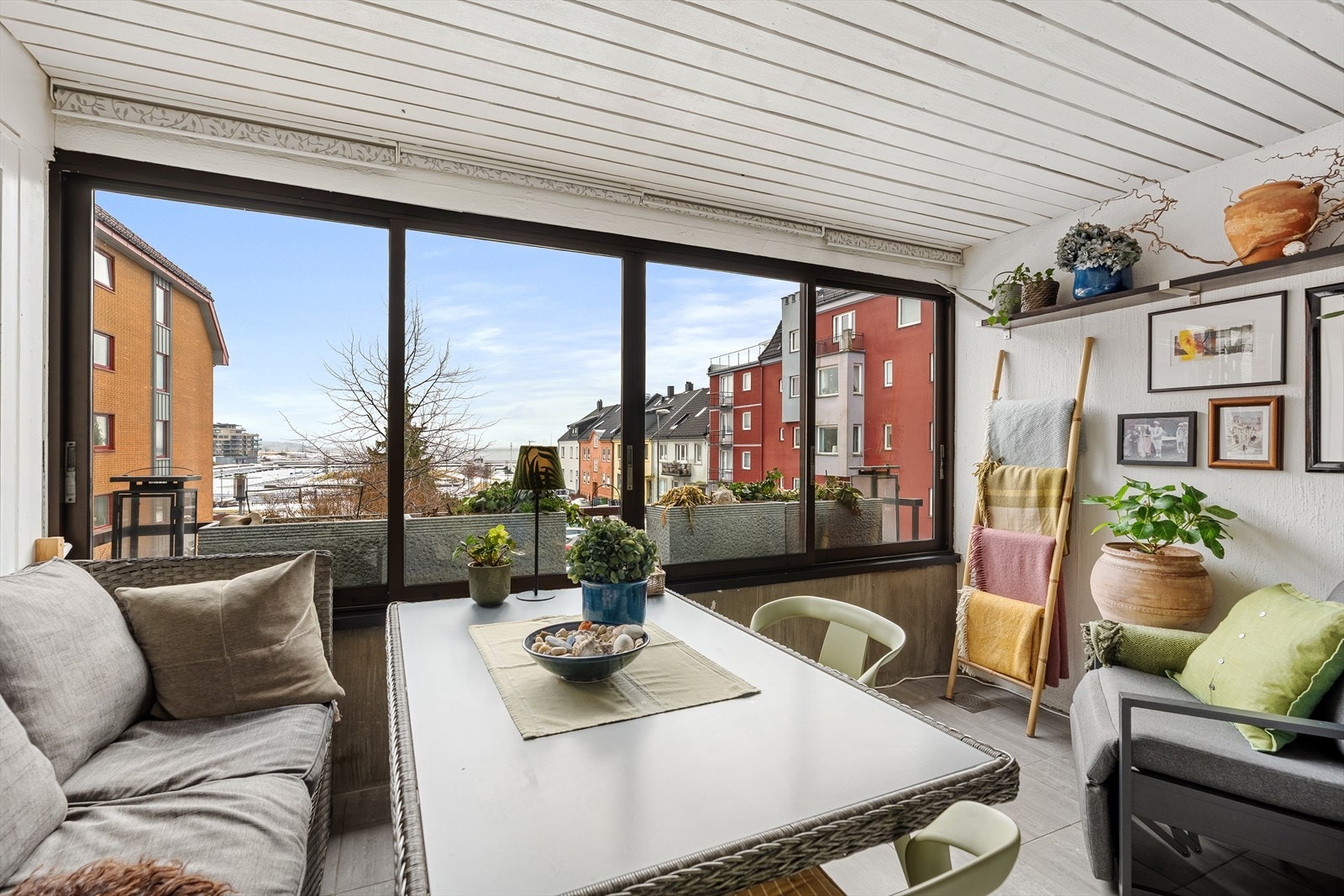 Den innglassede balkongen er leilighetens stue nr. 2 hvor du sitter skjermet, men med rikelig naturlig dagslys og sjøutsikt. Balkongen er på ca 10 kvm., har fliser på gulvet hvor det også er sluk. Vindusglassene kan dras til siden om ønskelig. Galleribilde