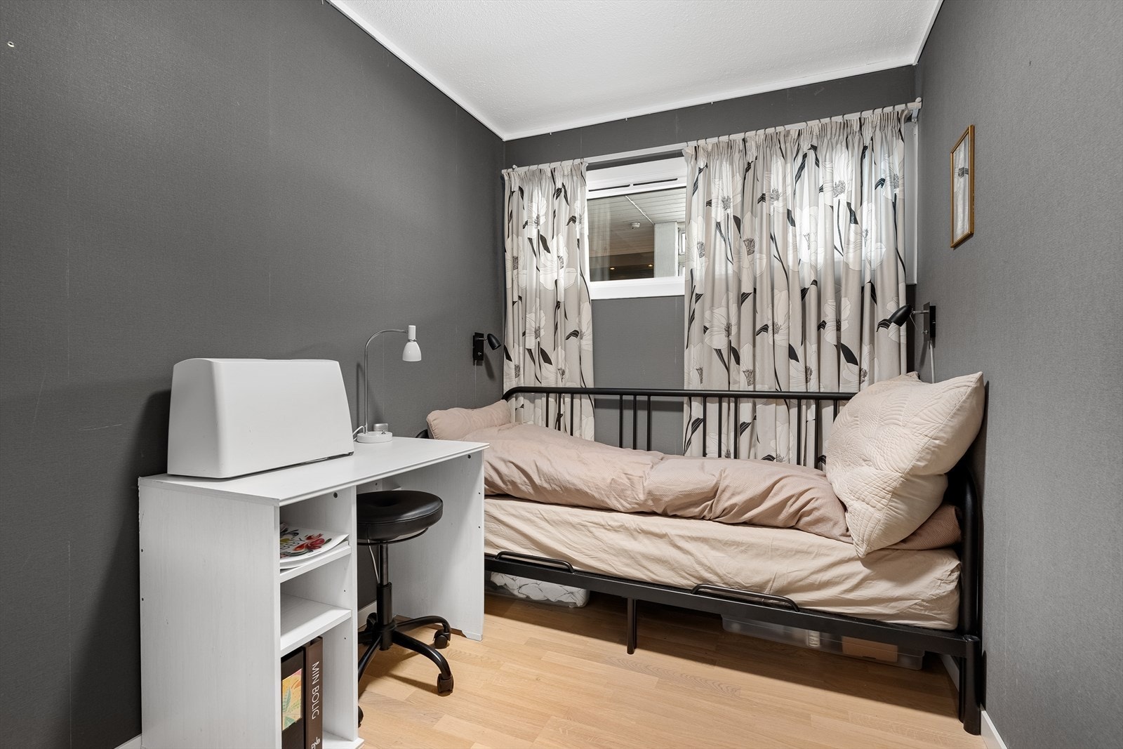 Vegg i vegg finner du soverom nr. 2 som i dag er benyttet som et gjesterom og hobbyrom. Galleribilde