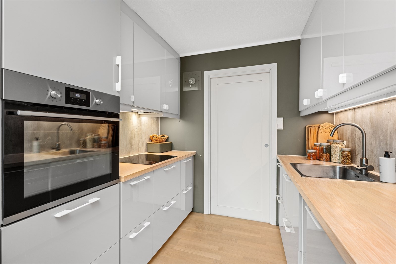 Døren videre inn fra kjøkkenet tar deg til et separert vaskerom, hvor det også er lagringsplass. Galleribilde