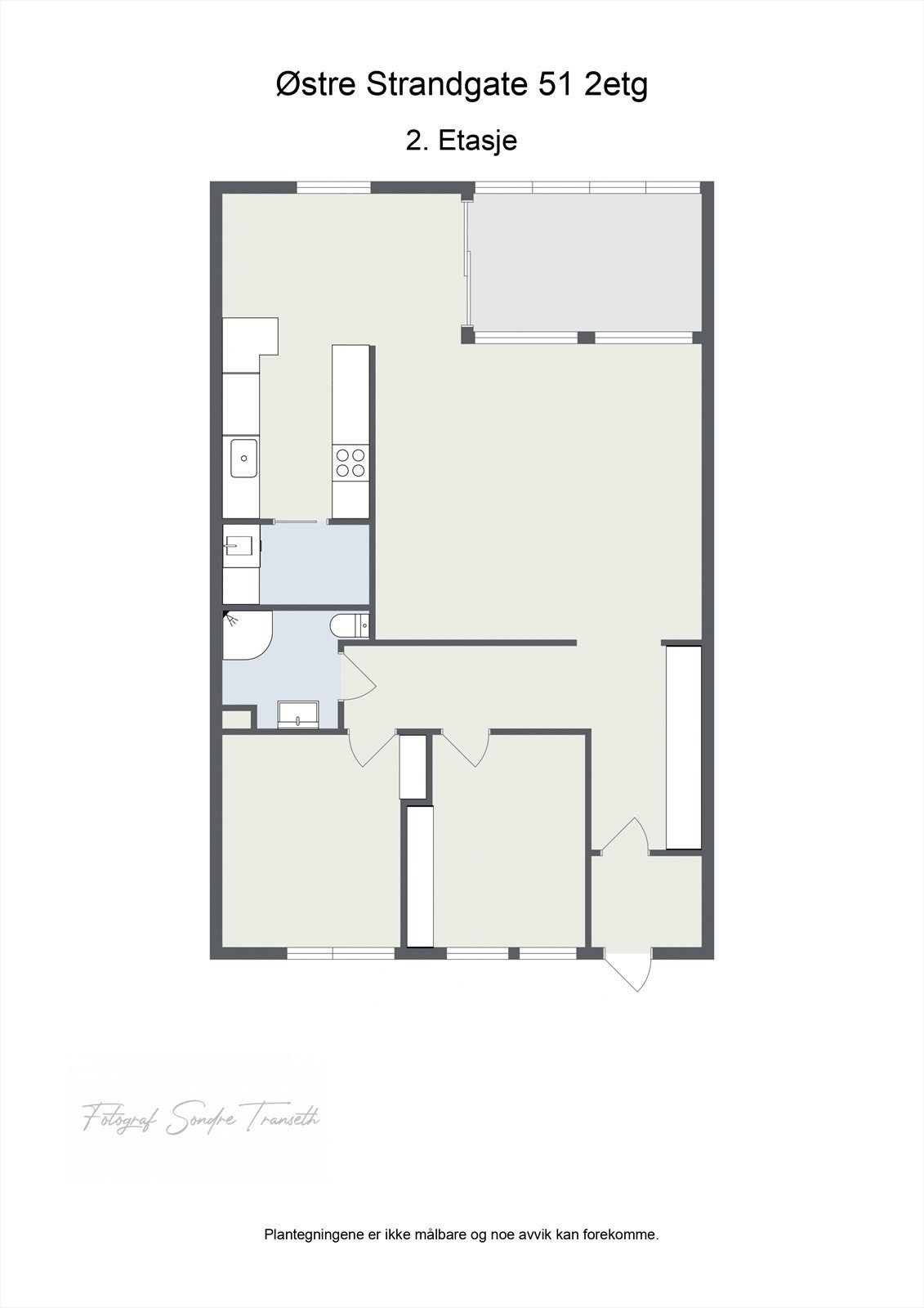 Planløsning 2.etg.: entre, mellomgang, stue/spisestue, kjøkken, vaskerom, innglasset balkong, bad, samt 2 soverom. I tillegg medfølger det plass i et kjølerom, ekstern bod, samt parkeringsplass. Galleribilde