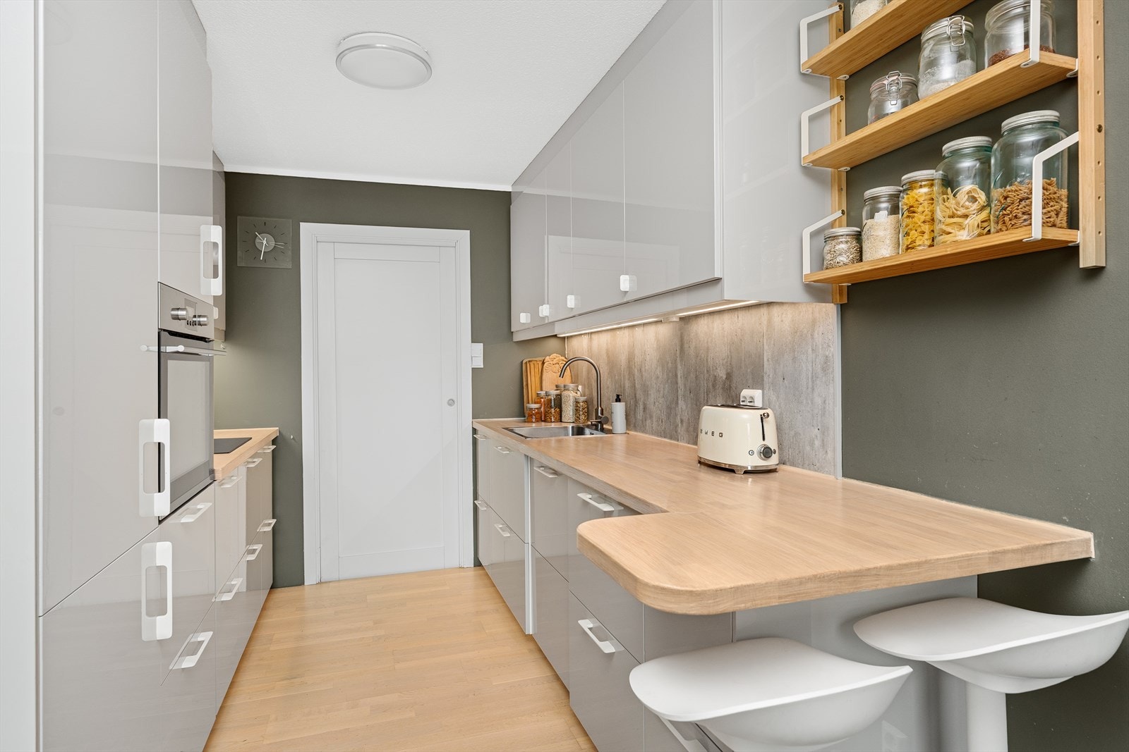 Det inneholder integrerte hvitevarer som kjøleskap med frys, stekeovn, platetopp, samt oppvaskmaskin. Det er også god belysning på kjøkkenet i himling, samt under overskap. Galleribilde