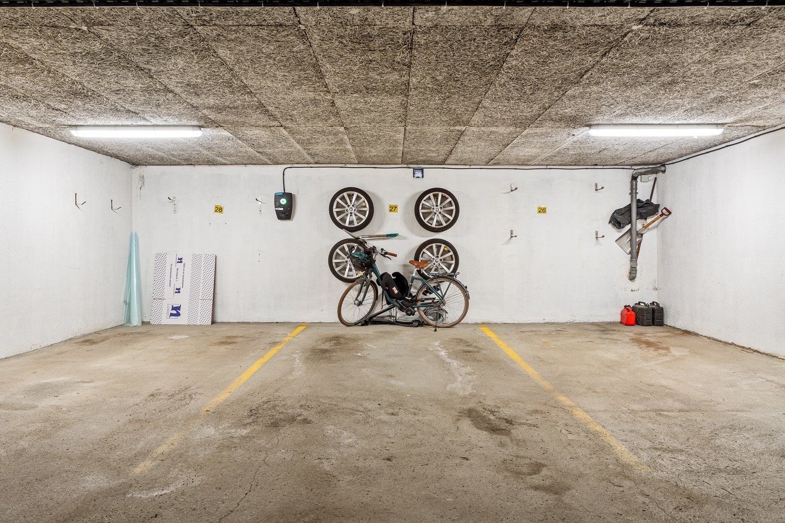 Parkeringsplass nr. 27 medfølger leiligheten. Det er anledning til å sette opp el-bil lader her ifølge nåværende eier. Galleribilde