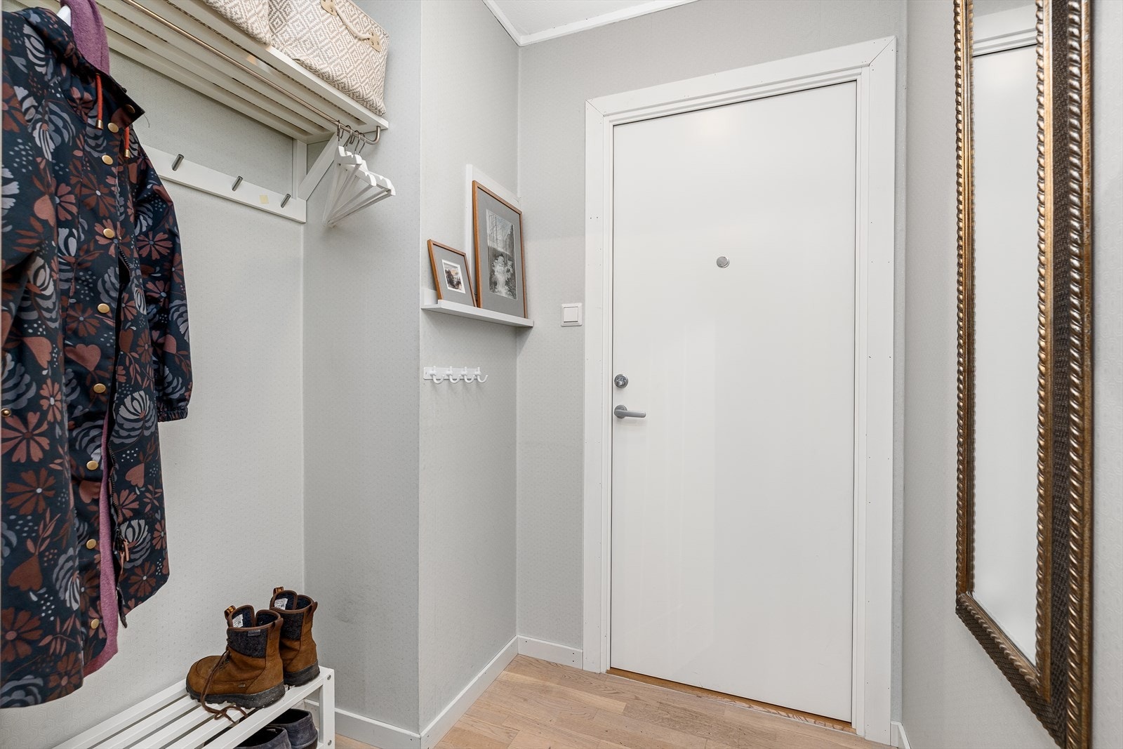 I entreen er det ytterligere plass til å henge fra seg yttertøy og sette fra seg sko. Galleribilde