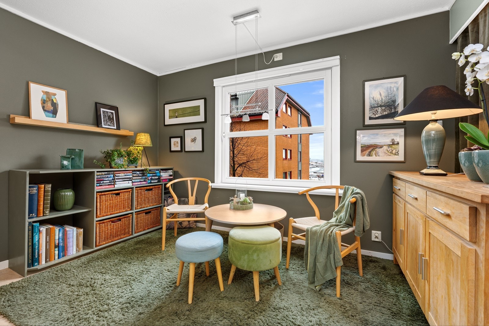 Mellom stuen og kjøkkenet finner du denne koselige plassen som nåværende eiere har benyttet som en ekstra stue. Her er det ellers plass til en sittegruppe i tilknytting til kjøkkenet om du ønsker det. Her har du også flott utsikt fra vinduet. Galleribilde