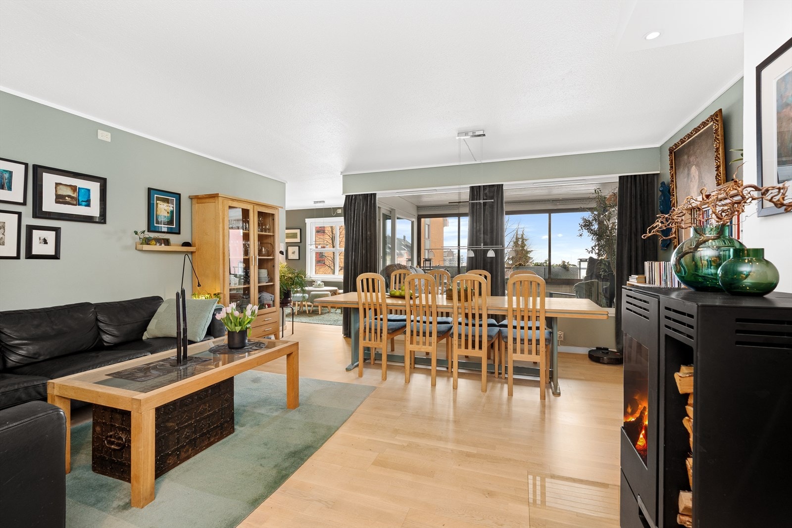 Videre vil du oppleve at stuen og spisestuen er av god størrelse og malt i lune fargetoner. Galleribilde