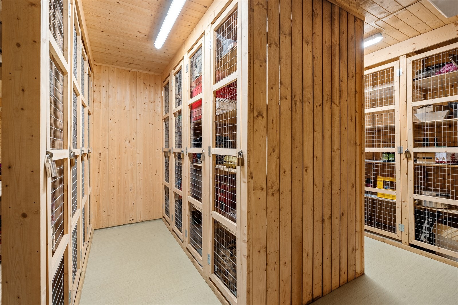 Tilhørende leiligheten medfølger det plass i kjølerommet som er felles for sameiet. Her kan du med andre ord oppbevare mye ved behov. Galleribilde