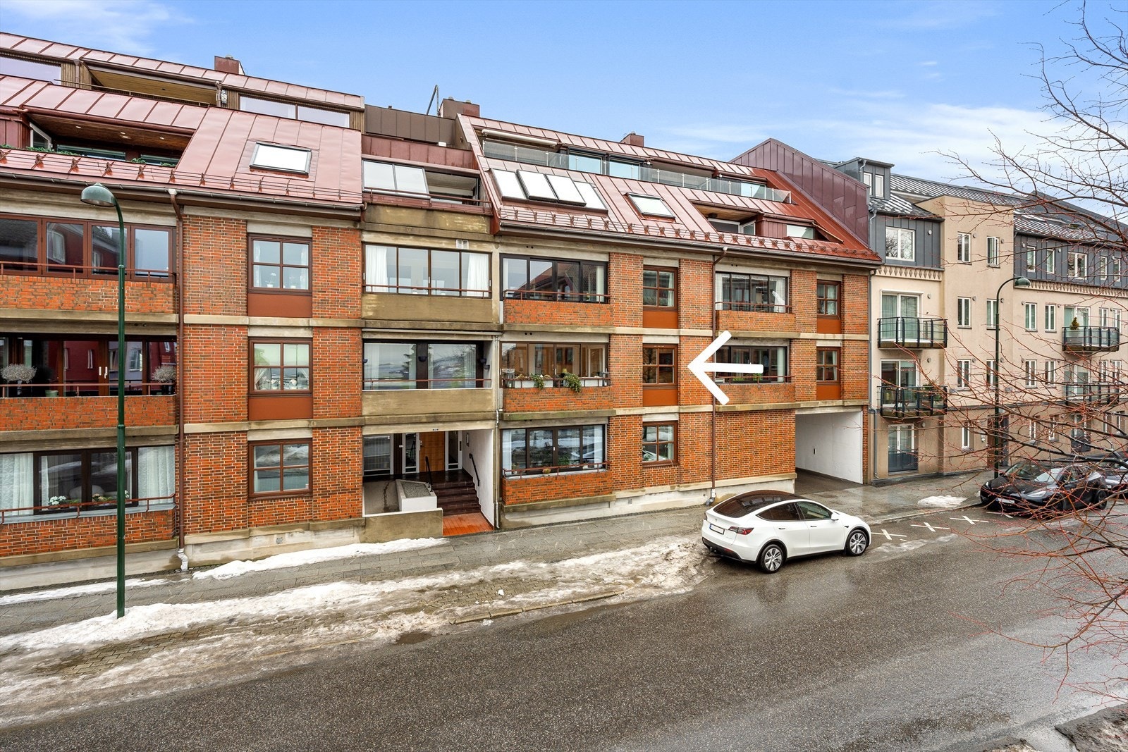 Aktuell leilighet ligger i byggets 2.etg., og er en del av et sameie hvor det meste er lagt til rette for en enkel hverdag. Bilen parkeres enkelt i felles garasjeanlegg og heis tar deg direkte opp og hjem. Det er rullestolrampe til inngangspartiet. Galleribilde