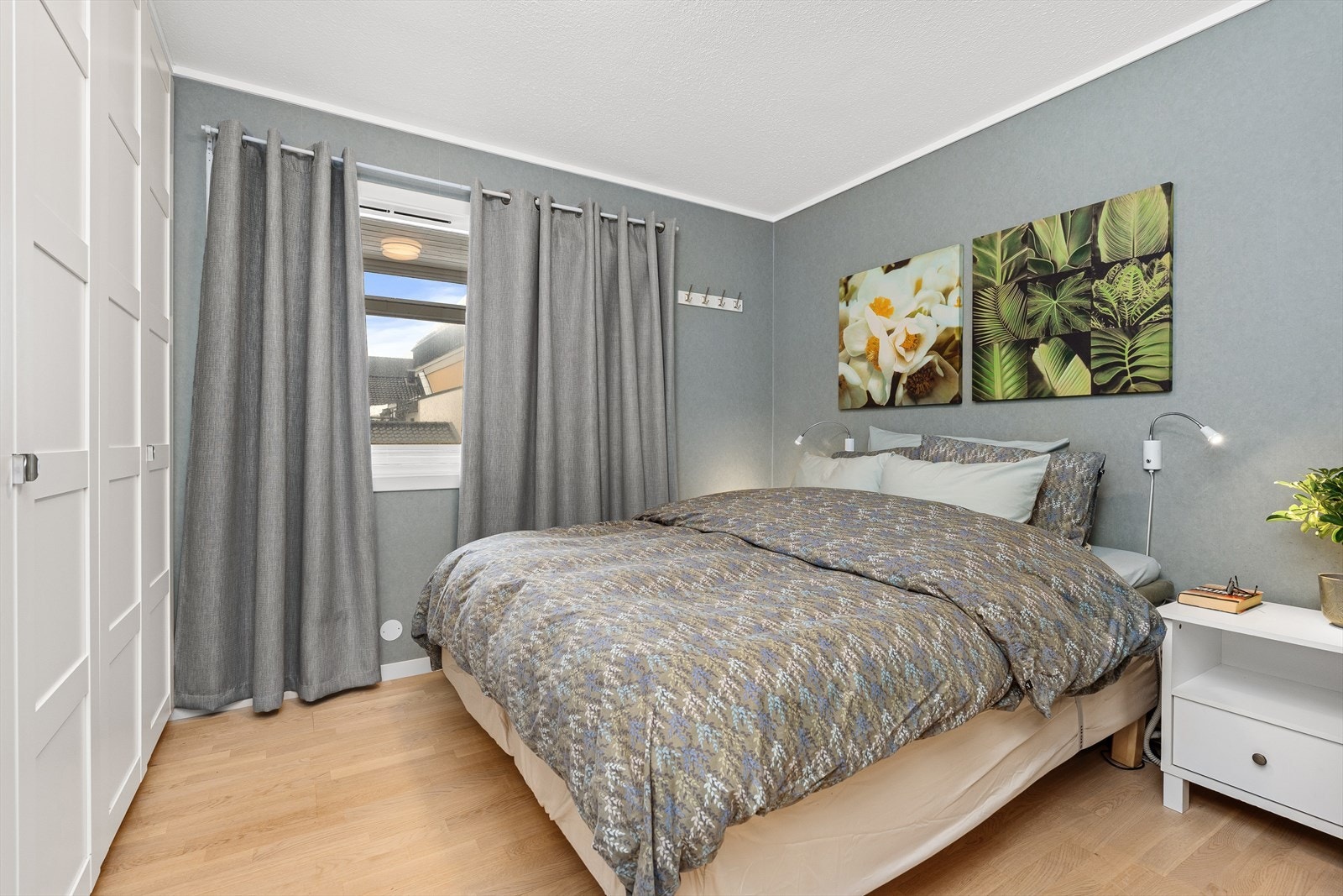 Hovedsoverommet er av god størrelse med plass til en dobbeltseng med tilhørende nattbord, samt garderobeskap. Vinduene vender ut mot svalegangen og videre mot bakgården. Galleribilde