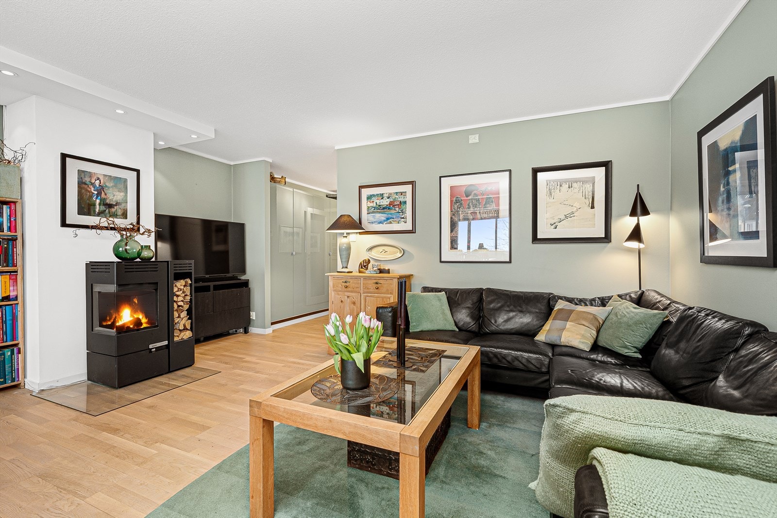 Det er parkett på gulvet og ellers malte ovreflater. I deler av himlingen er det satt inn downlights. Legg merke til i mellomgangen at det er god oppbevaringsplass i garderobeskapene som matcher fargen i stuen. Galleribilde