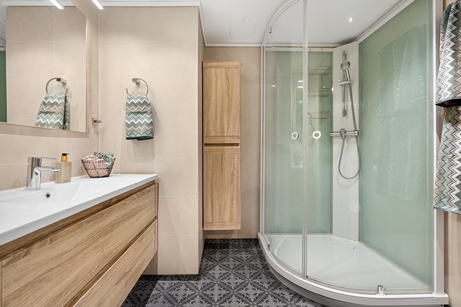 Badet ble oppusset i 2017 hvor det ble lagt varmekabler i gulv, samt våtromsplater på veggene. Badet inneholder forøvrig et toalett, dusjkabinett, samt baderomsinnredning med speil og belysning over. Galleribilde