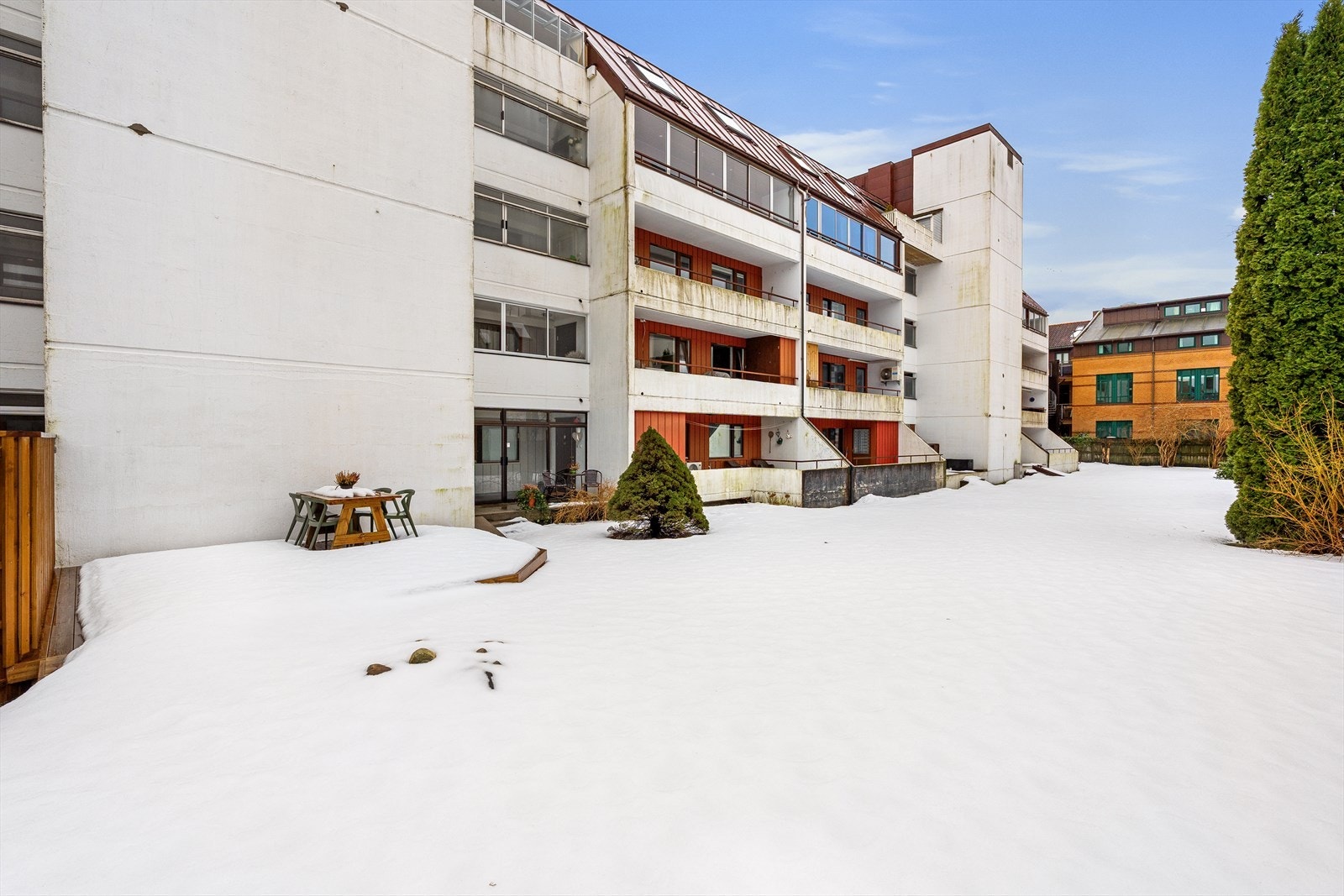 I bakgården er det et større felles område med terrasse, gress og beplatning. Det finnes også utemøblement som er felles for sameiet. Galleribilde