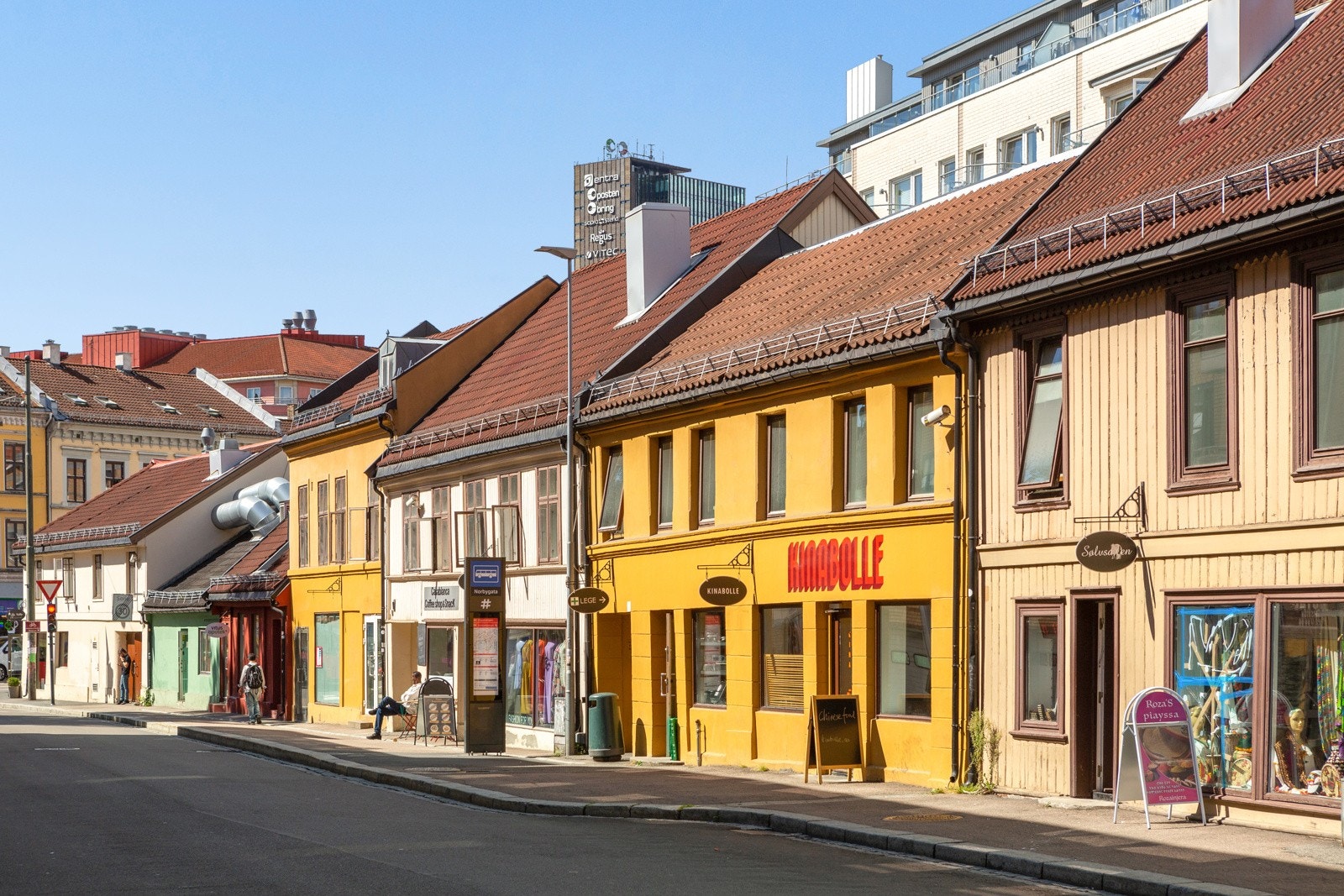Rett rundt hjørnet fra leiligheten finner man nærmeste bussholdeplass og en rekke butikker og spisesteder. Galleribilde