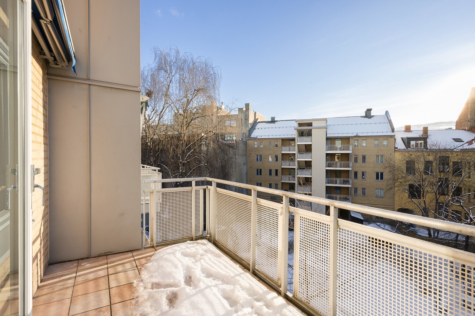 Balkongen har plass til diverse utemøbler. Galleribilde