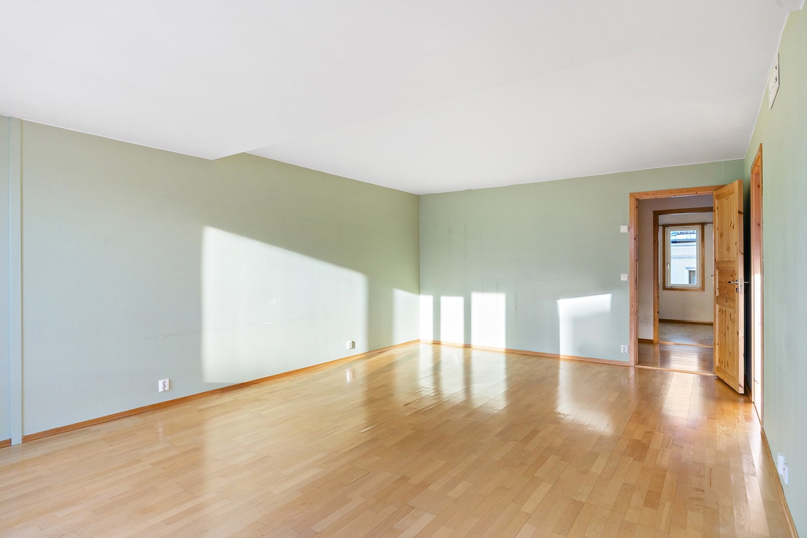 Lys og luftig stue med gode møbleringsmuligheter. Galleribilde