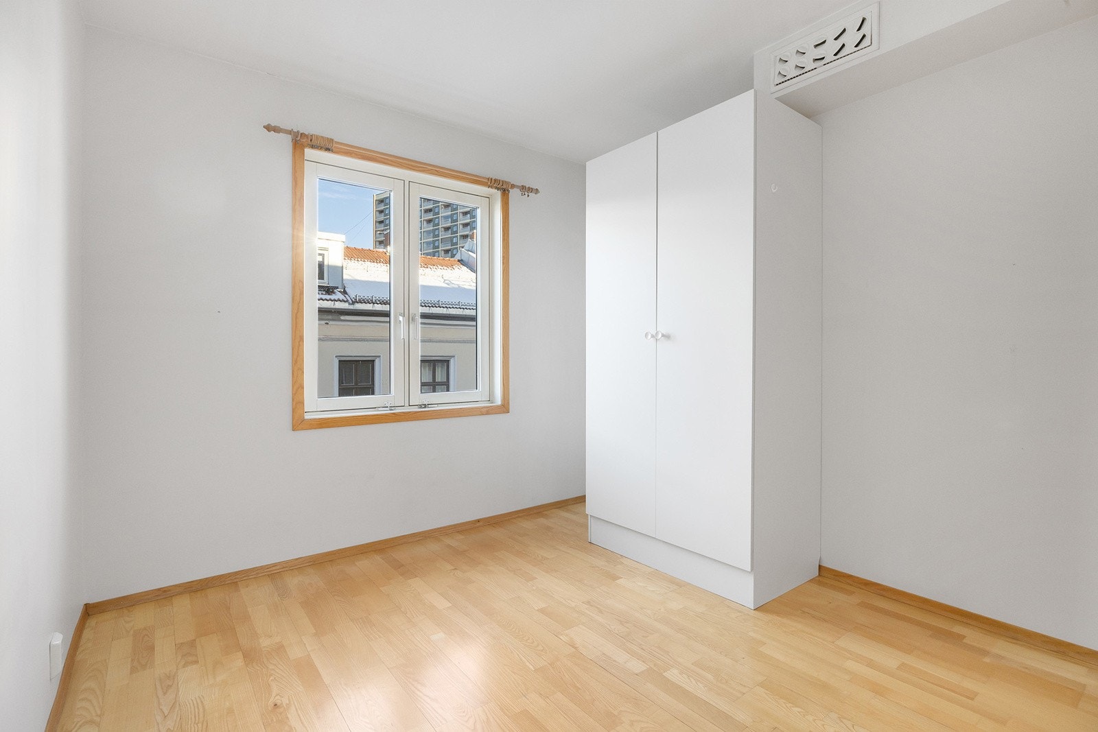 Soverom 2 er utstyrt med garderobeskap og har god plass til dobbeltseng. Galleribilde