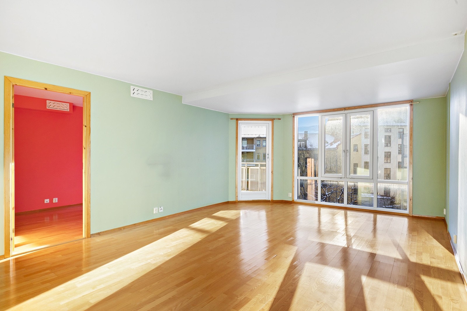 Stuen vender ut mot rolig bakgård. Galleribilde