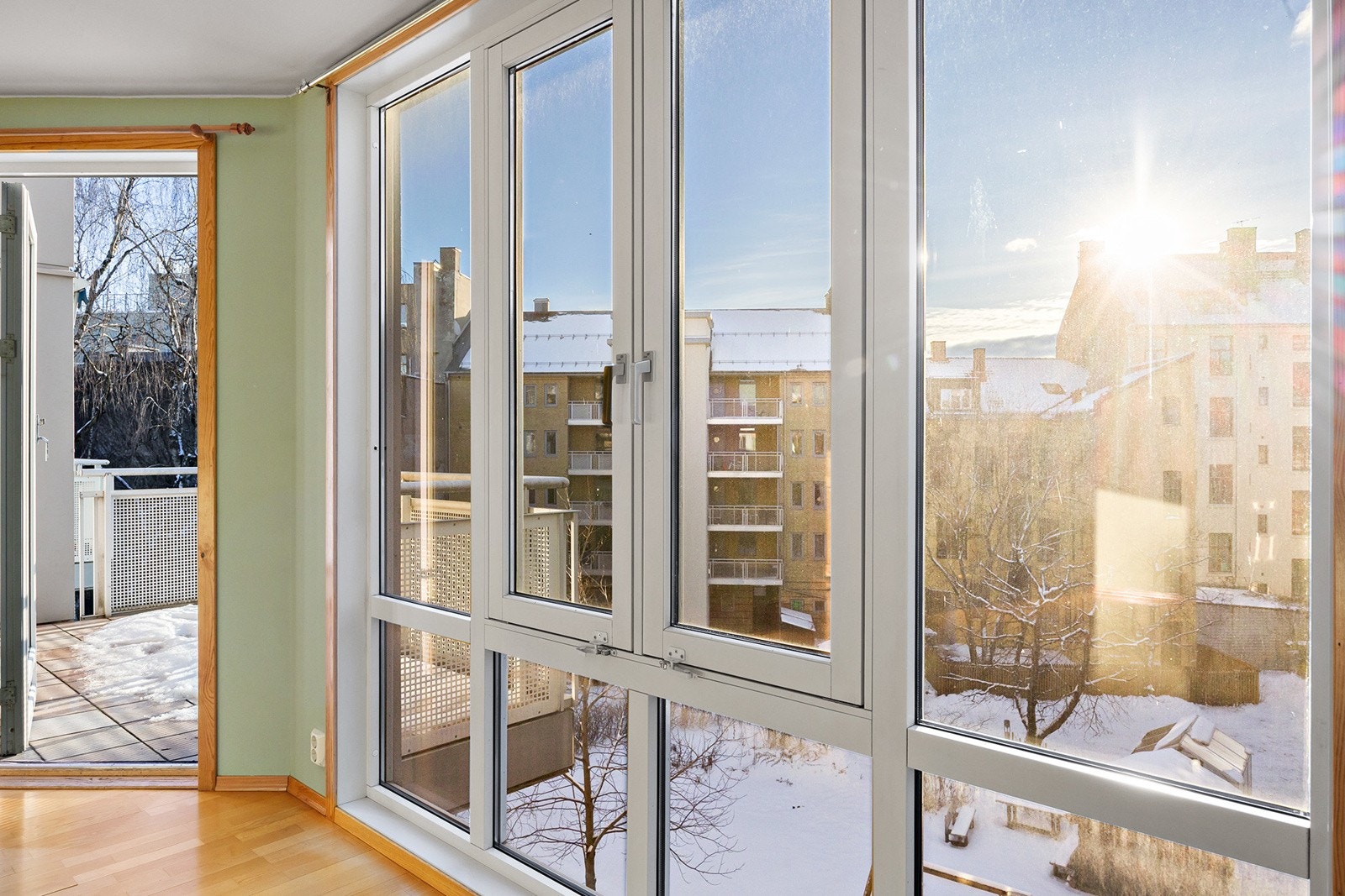 Fra stuen er det adkomst til leilighetens sydvestvendte balkong Galleribilde