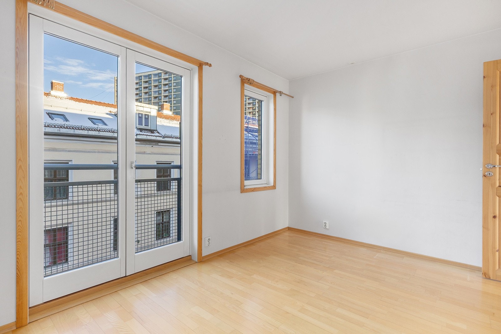 Kjøkkenet har fransk balkong og plass til spisegruppe. Galleribilde