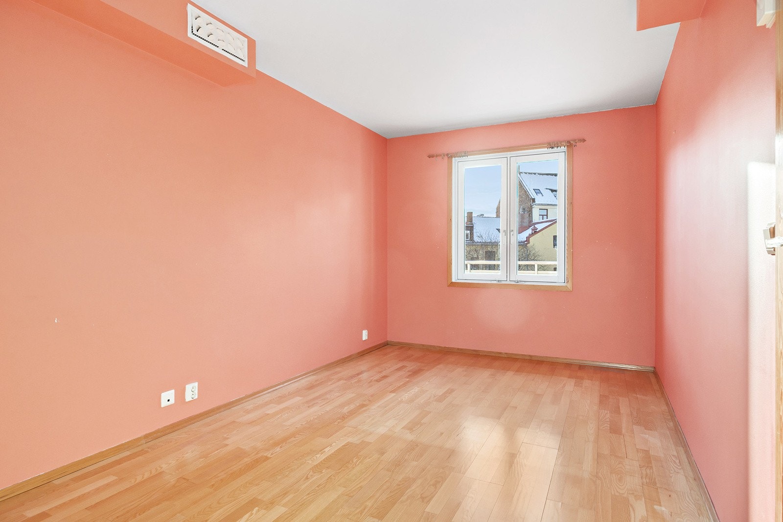 Hovedsoverom er av god størrelse og vender ut mot rolig bakgård. Galleribilde