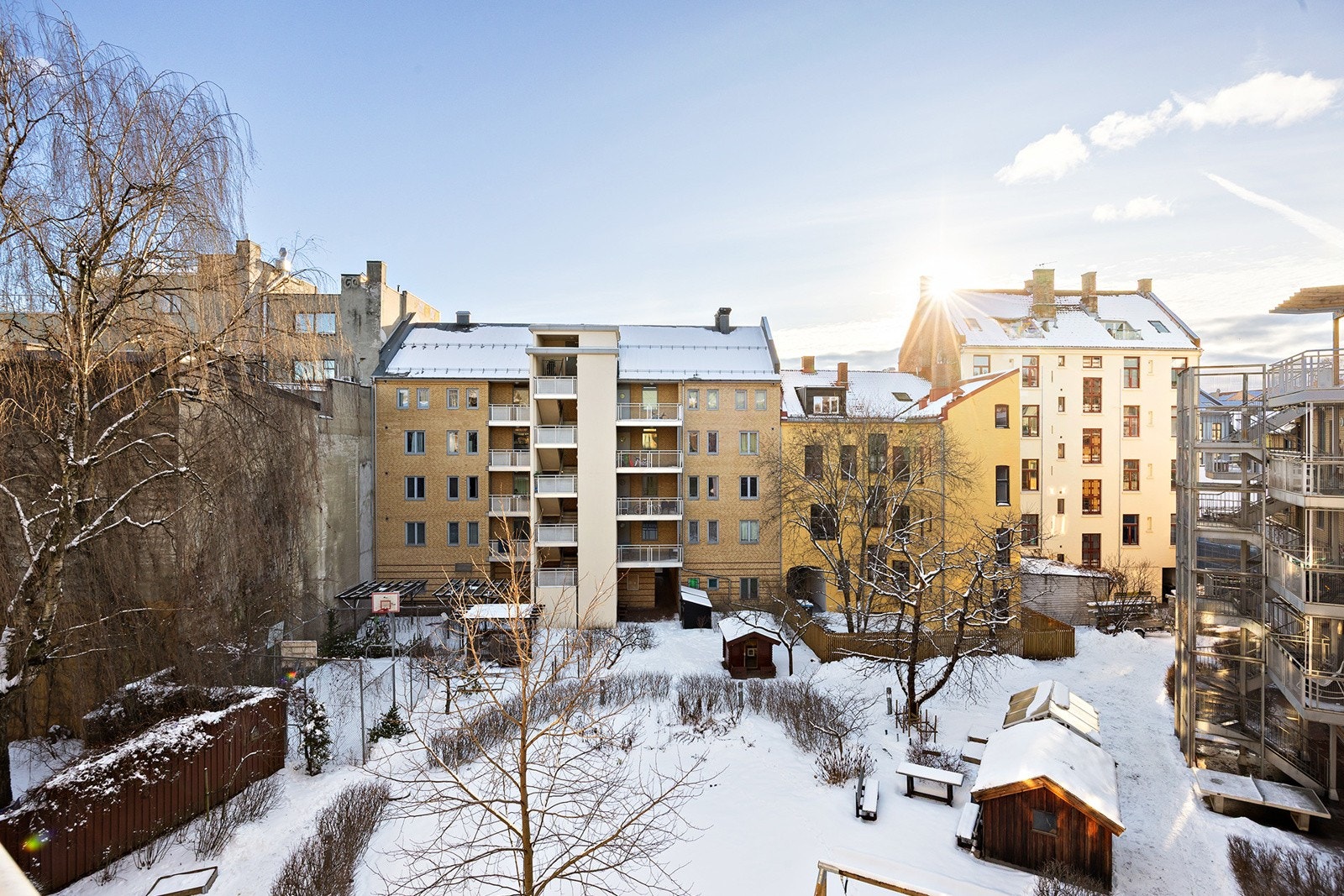 Utsikt mot rolig bakgård fra balkong. Galleribilde