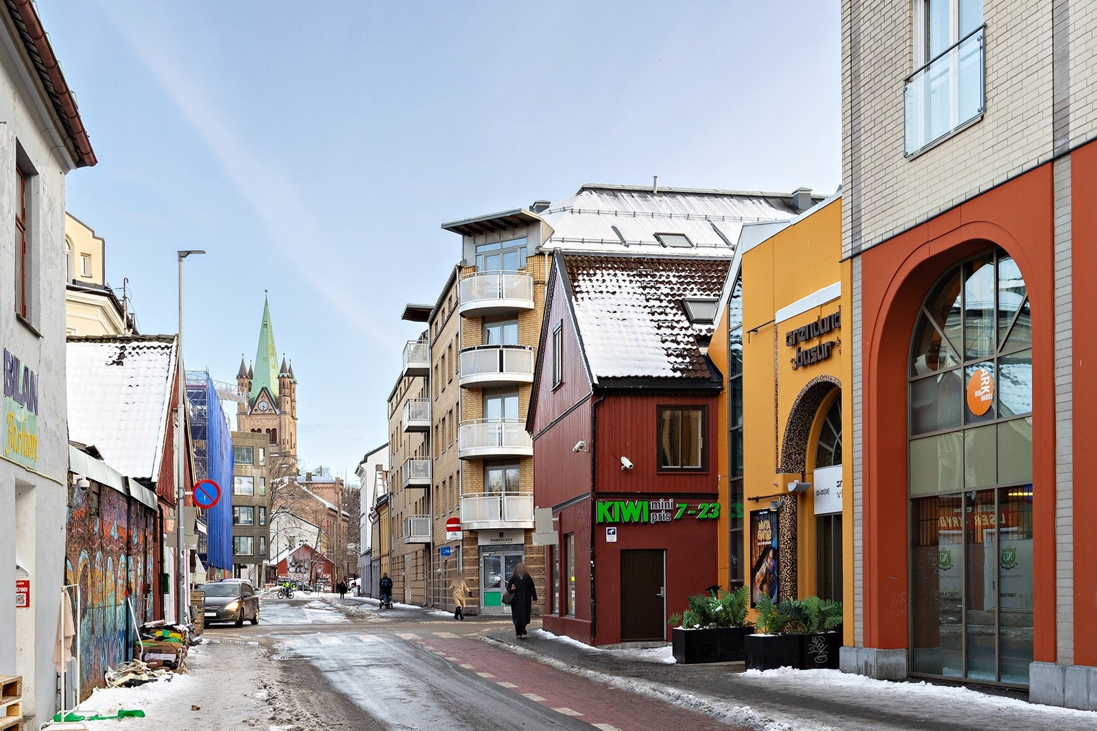 Rett ved leiligheten har man Grønland Basar. Galleribilde