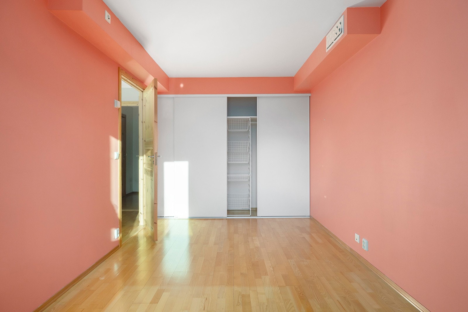 Hovedsoverommet er utstyrt med skyvedørsgarderobe. Galleribilde