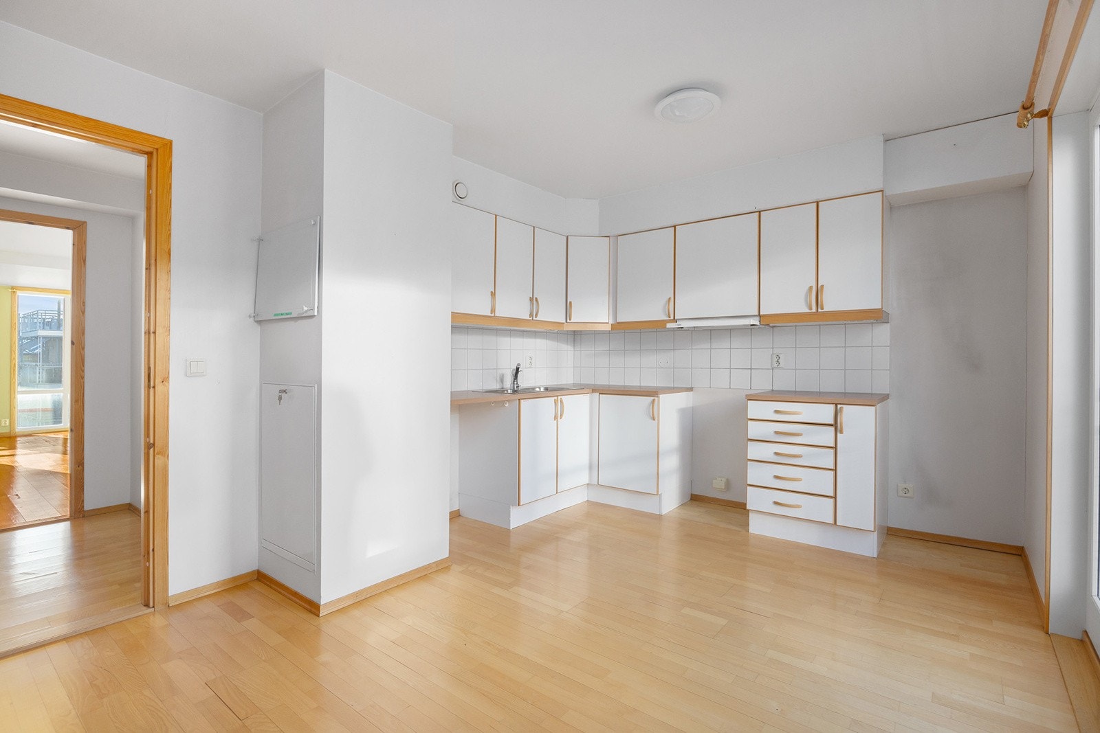 Lyst og romslig kjøkken Galleribilde