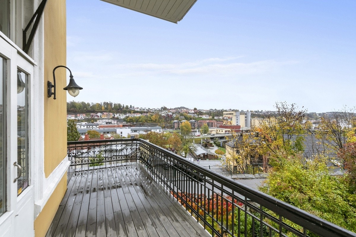 Det er egen balkong fra leiligheten med nydelig utsikt Galleribilde