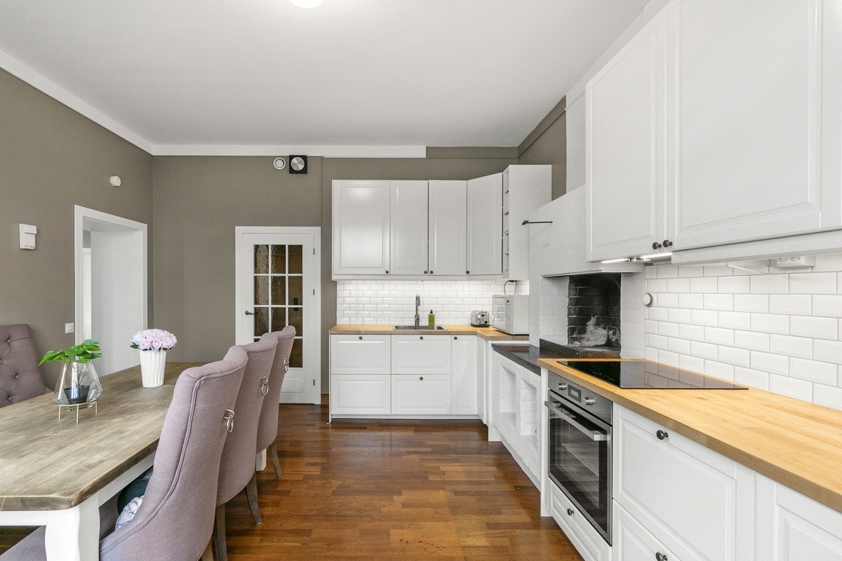 Kjøkkenet har egen spiseplass, her er det også satt opp skap til alle. Galleribilde