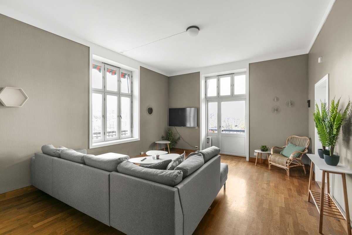 Ut fra stuen er det en romslig og innbydene balkong med utsikt over sentrum Galleribilde