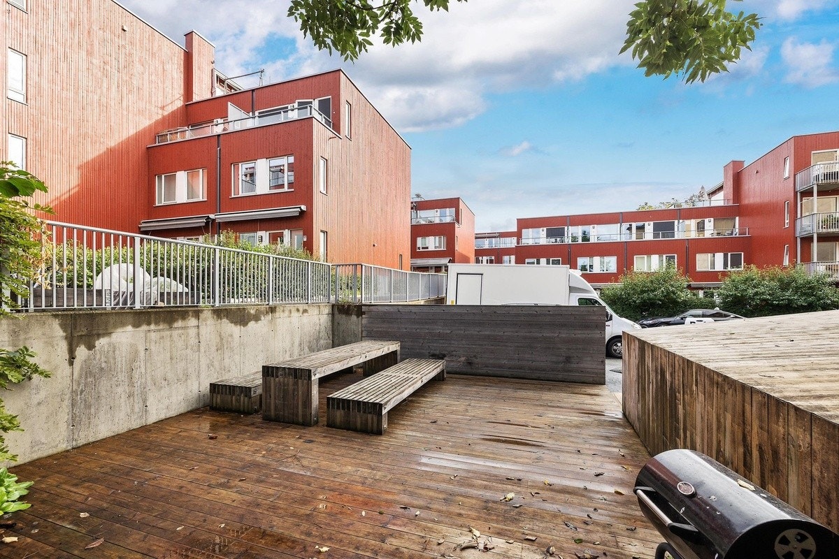 Sameiet disponerer felles uteområde med grill og sitteplasser Galleribilde