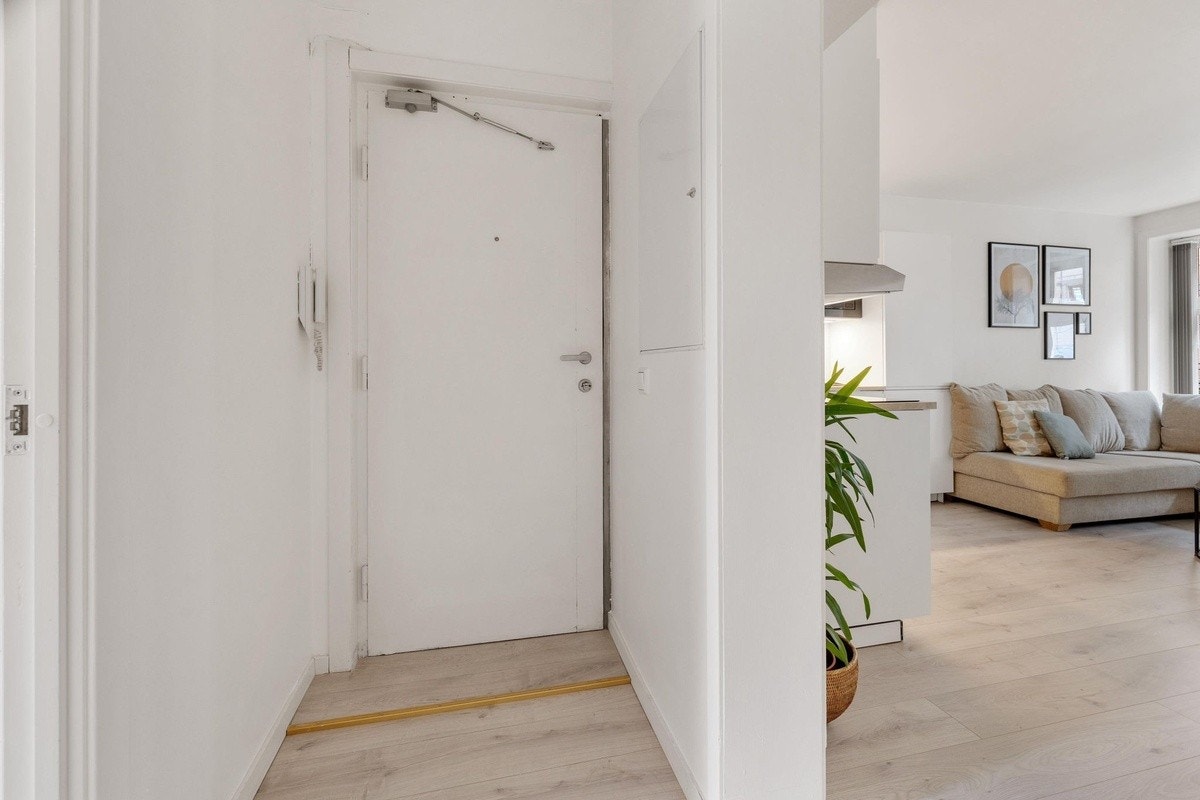 Felles inngangsparti med hybel. Hybel til venstre, leilighet til høyre Galleribilde